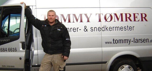 Tommy foran firmabil